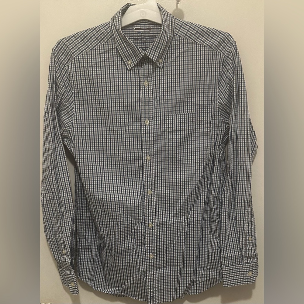 Vineyard Vines EUC Men’s ON-THE-GO PERFORMANCE button down long sleeve shirt.
